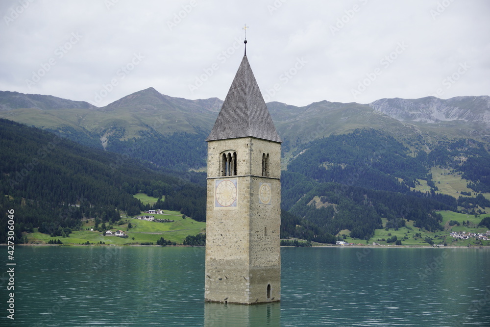 Versunkene Turm im Reschensee im Vinschgau