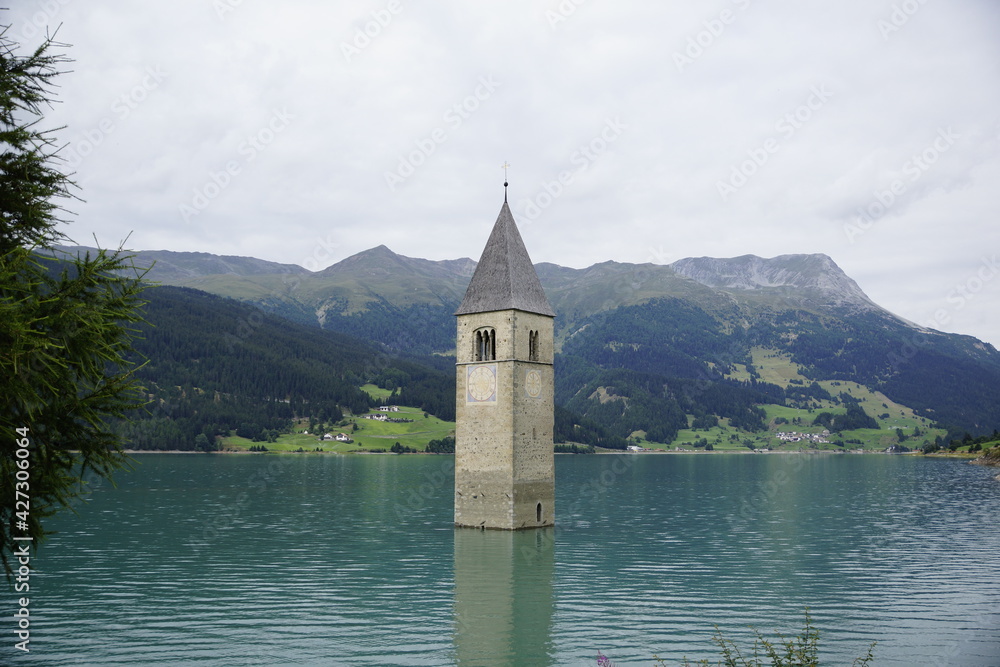 Versunkene Turm im Reschensee im Vinschgau