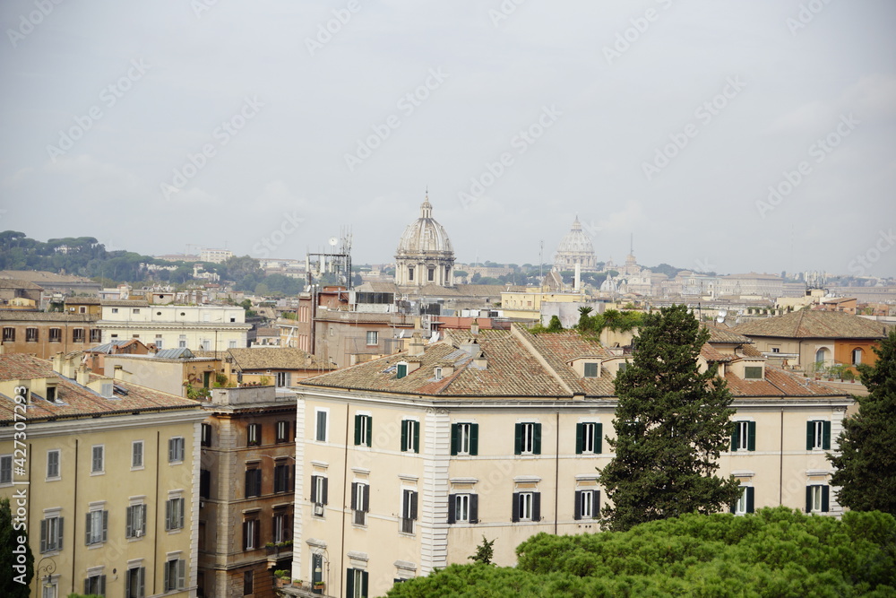 Blick über Rom mit dem Petersdom inmitten der Häuser 