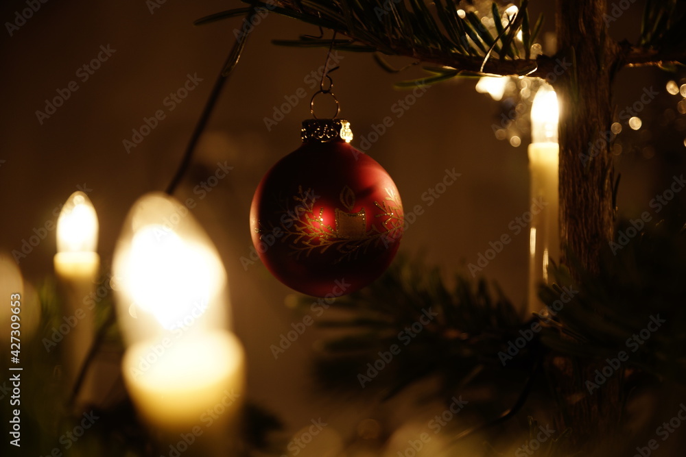 Kugel am Weihnachtsbaum mit Lametta und Kerzen zu Weihnachten Stock