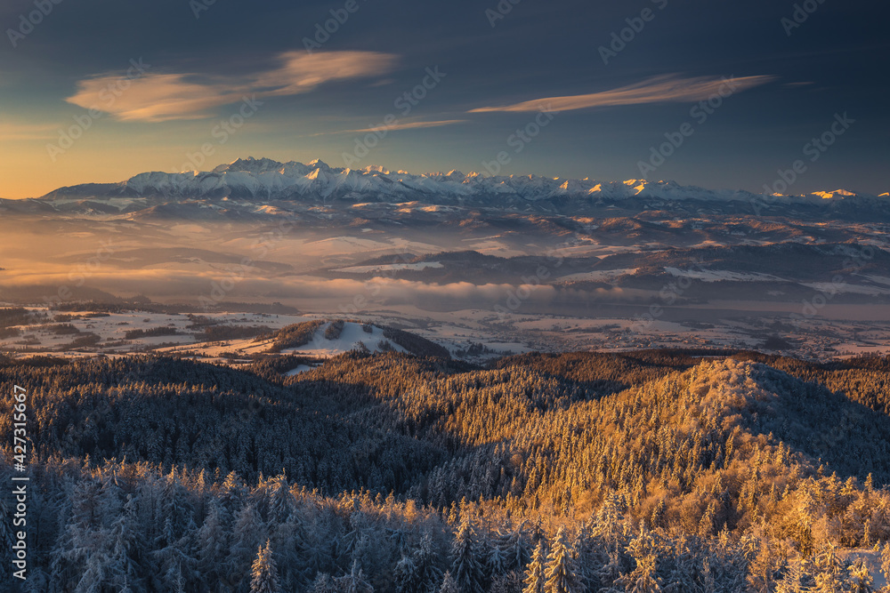Obraz premium Winter morning in Gorce on the tower on the top of Lubań. A beautiful, romantic atmosphere with a view of the Pieniny Mountains, the Beskids and the Tatra Mountains. 