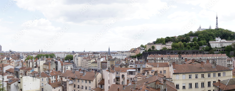 Blick über die Dächer von Lyon vom Hügel herab