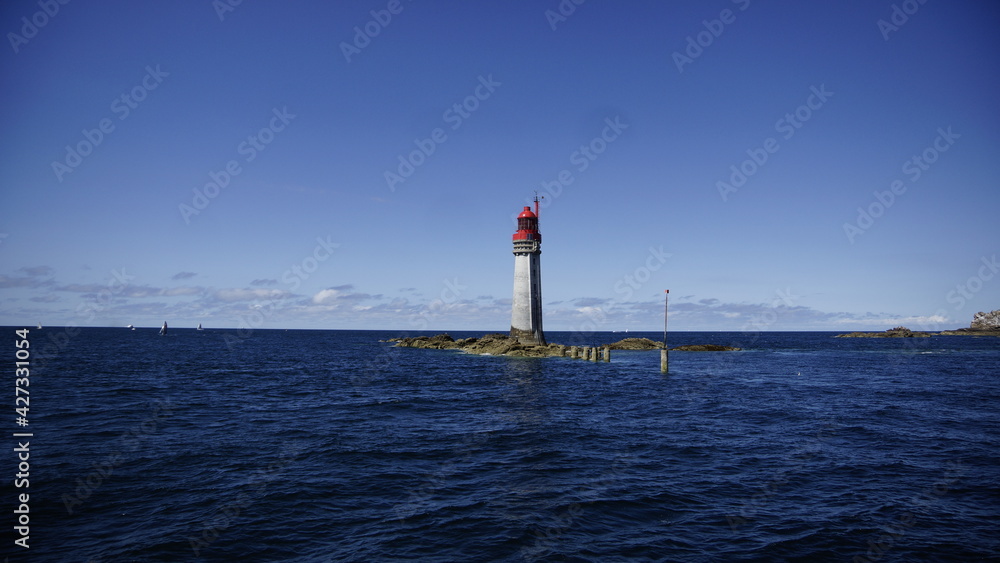 Leuchtturm in der Bucht vor St. Malo im Atlantik Leuchtturm in der Bucht vor St. Malo im Atlantik