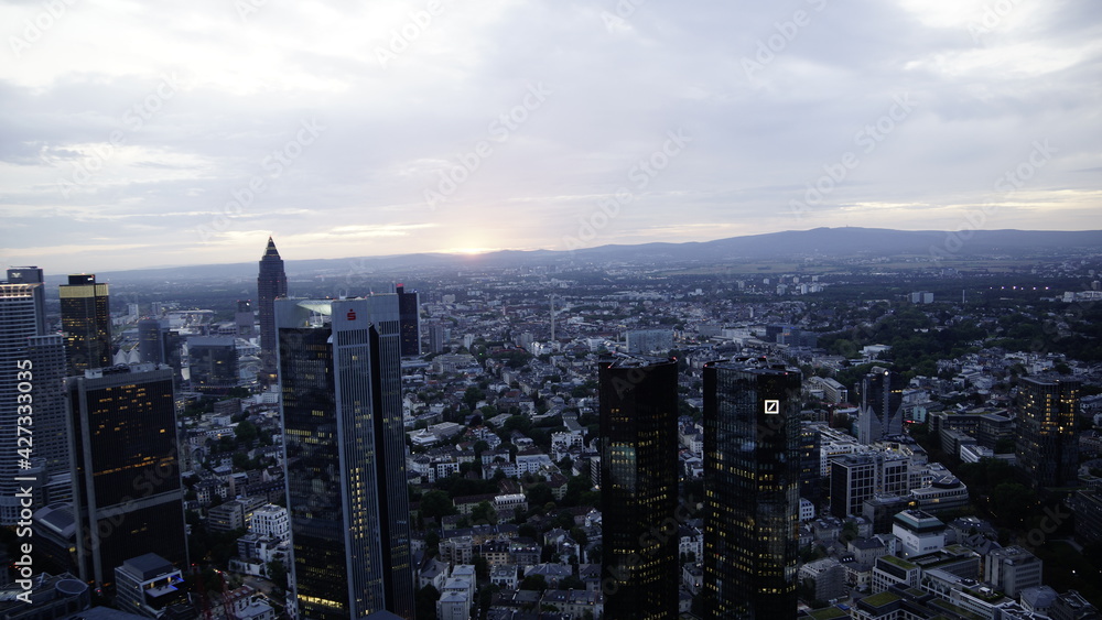 Blick vom Maintower auf die Innenstadt mit den Hochhäusern und den Bahnhof von Frankfurt
