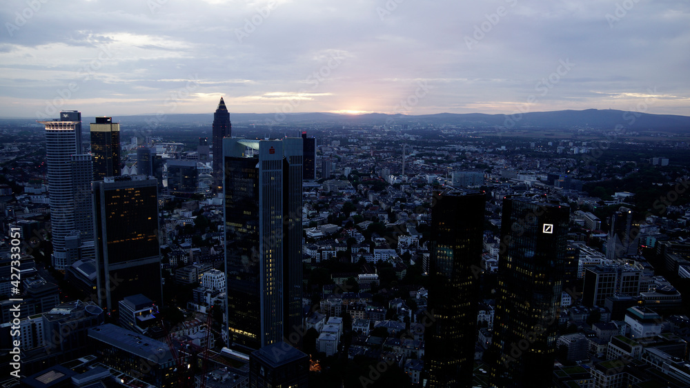 Obraz premium Blick vom Maintower auf die Innenstadt mit den Hochhäusern und den Bahnhof von Frankfurt