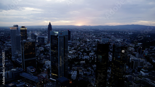 Blick vom Maintower auf die Innenstadt mit den Hochhäusern und den Bahnhof von Frankfurt