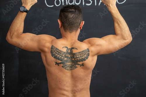 Jovem atleta com tatuagem nas costas