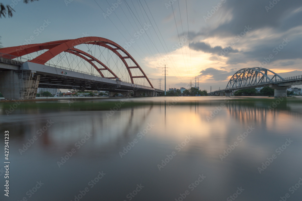 Obraz premium This is a landscape photo. The picture was taken in Ho Chi Minh City, 13/4/2020. Content about architecture of Binh Loi bridge. This is a famous bridge in Ho Chi Minh city.