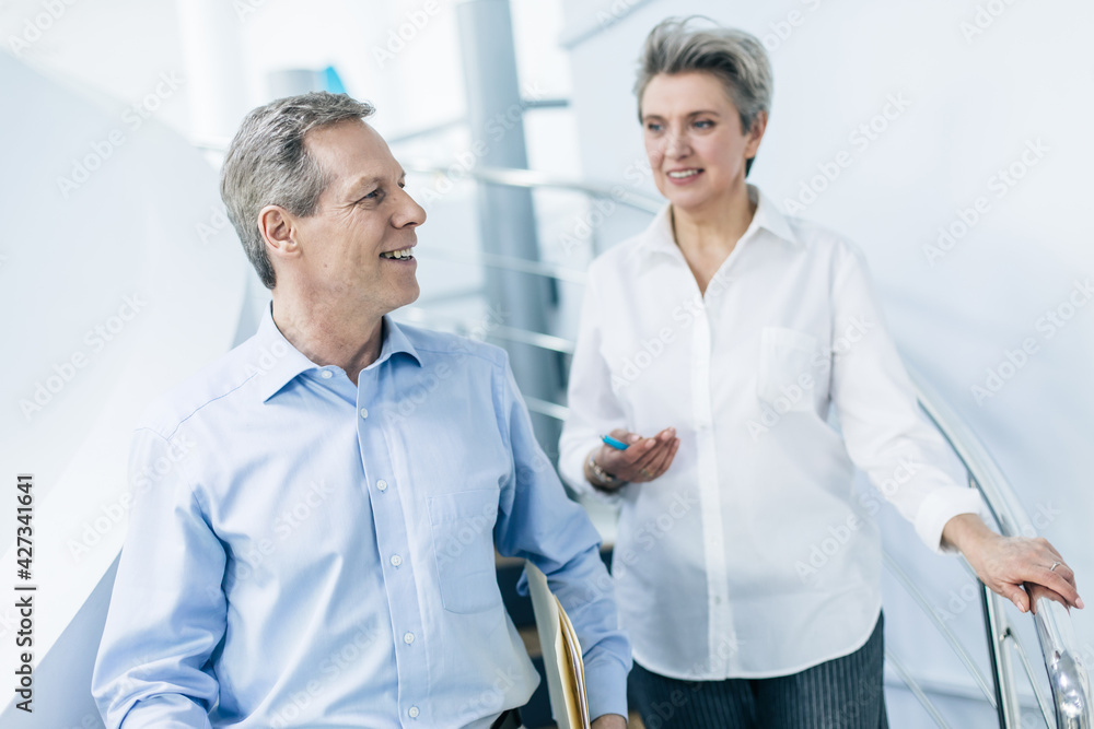 Obraz premium Senior woman and man having conversation about their work plan