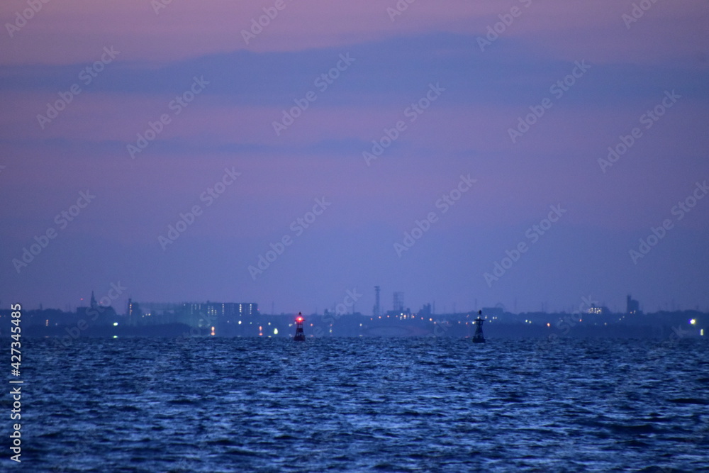 夜明け前の海の灯台