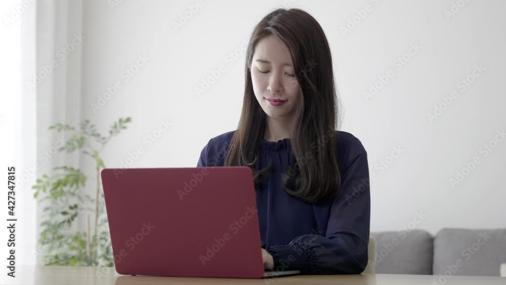 スローモーション 家でパソコンを使い仕事する若い女性 スローモーション 家でパソコンを使い仕事する若い女性