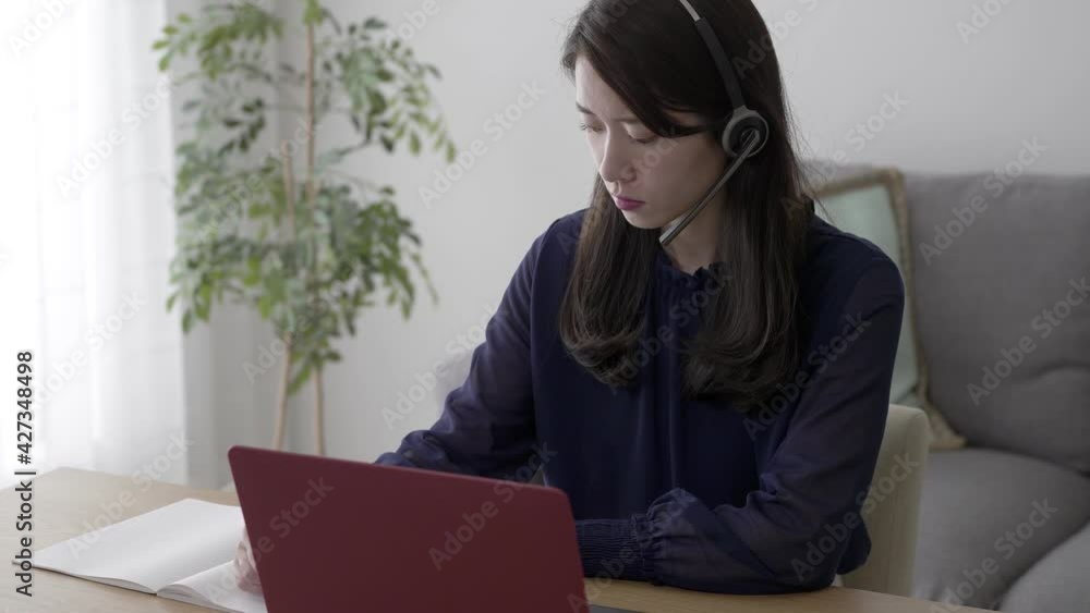 スローモーション　オンライン授業を聞きノートに書く女性　考える