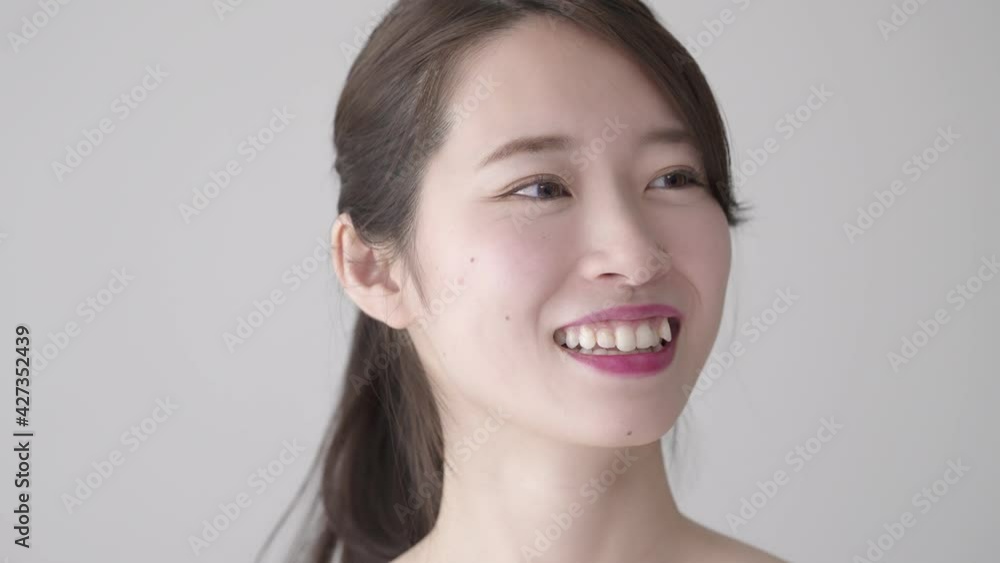 スローモーション 美容・ビューティー 頬を触る女性 スローモーション 美容・ビューティー 頬を触る女性