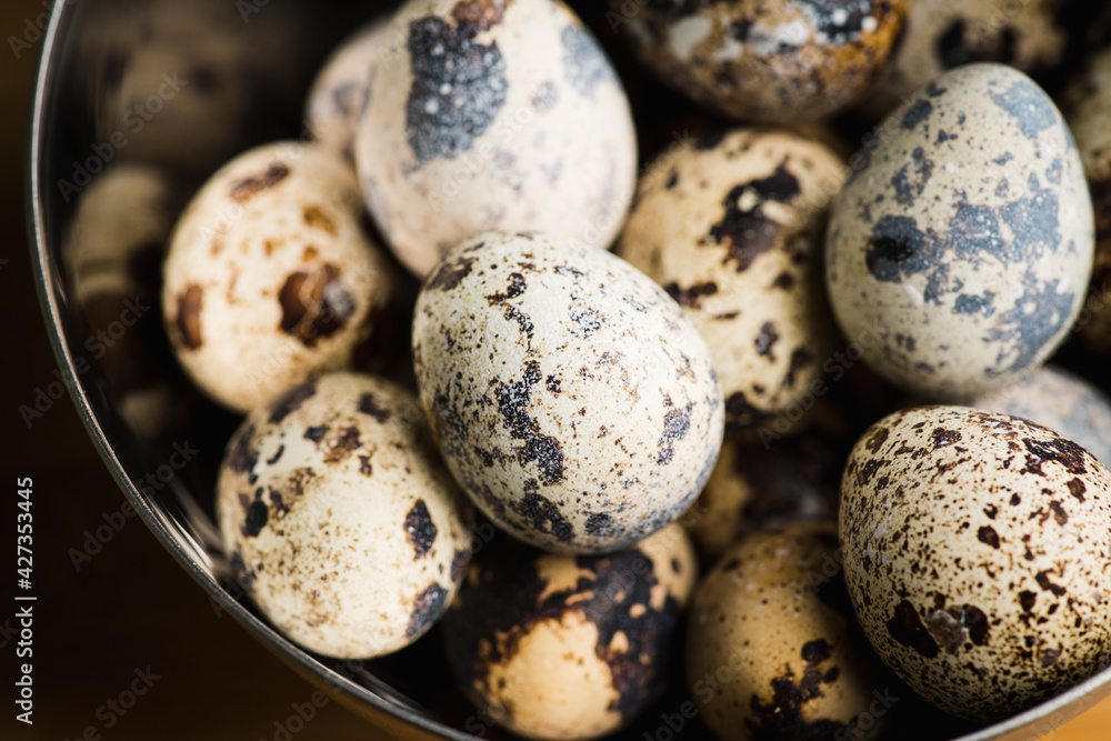 Obraz premium Quail eggs on the rustic background. Selective focus.