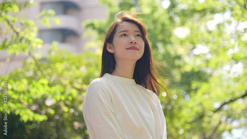 公園でリラックスする女性 公園でリラックスする女性