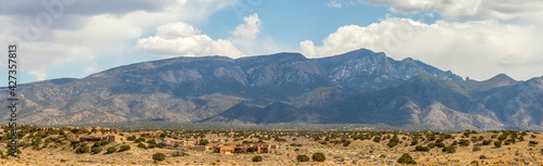 Fotografie The residential area of the city of Albuquerque and Sandia Mountains, New Mexico