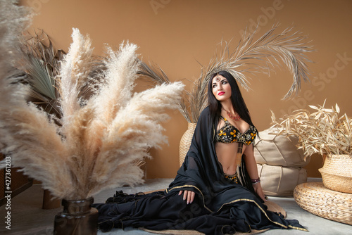 Billede på lærred a beautiful brunette woman in a scheherazade belly dance costume lies in the eas