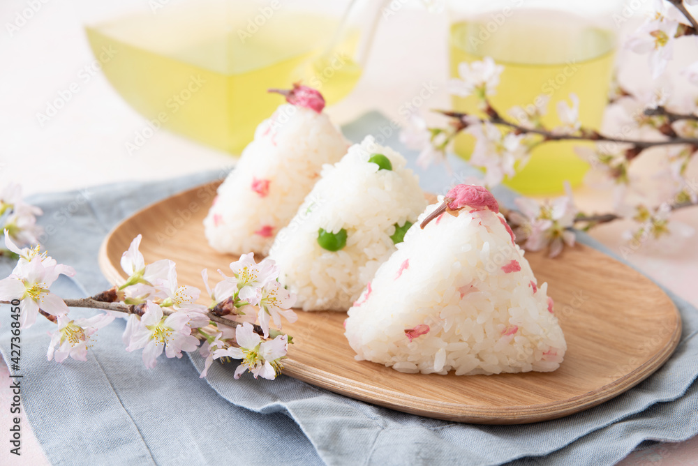 桜の塩漬けとグリーンピースの春のおにぎり