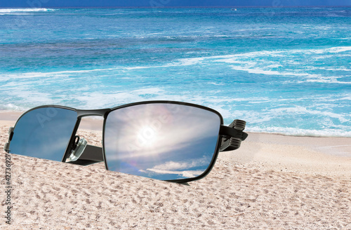 Lunettes de soleil sur plage des vacances  photo