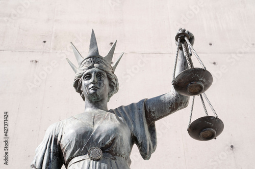 Obraz na płótnie statue of justice holding the scales