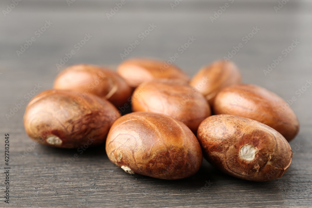 Obraz premium Many raw jackfruit seeds on wooden table, closeup