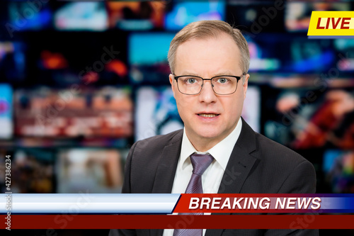Schilderij op canvas An anchorman reporting live breaking news sitting in Tv studio