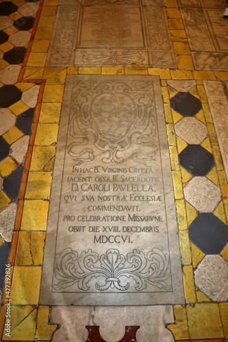 Obraz na płótnie Napoli - Lapide settecentesca della cripta della Basilica di Santa Maria alla Sanità w salonie