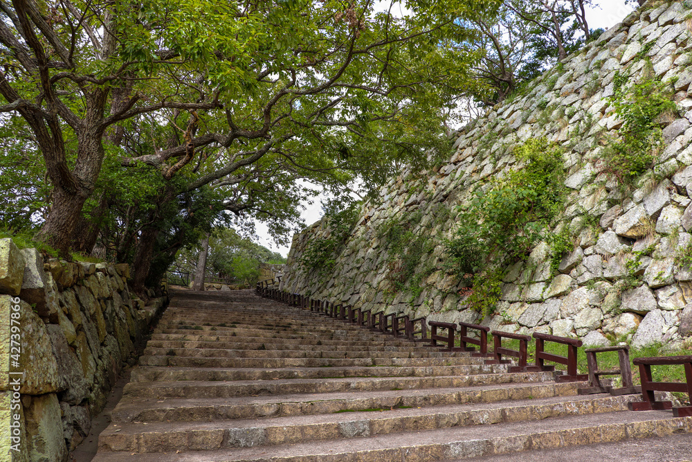 明石城・石垣に囲まれた大手道の階段