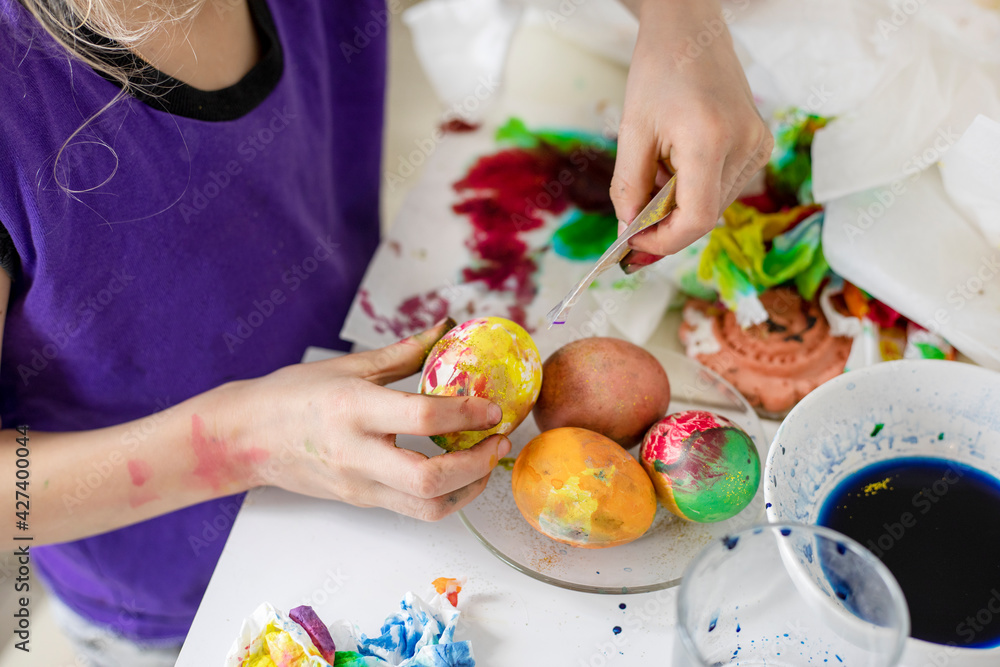 paints easter eggs for easter, preparing for the holiday