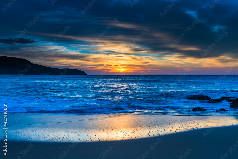 Obraz premium Sunrise at the beach with high cloud