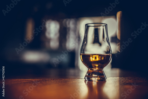 Fototapeta Close up shot a Glencairn whisky glass