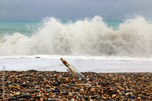 Flaschenpost am Meer