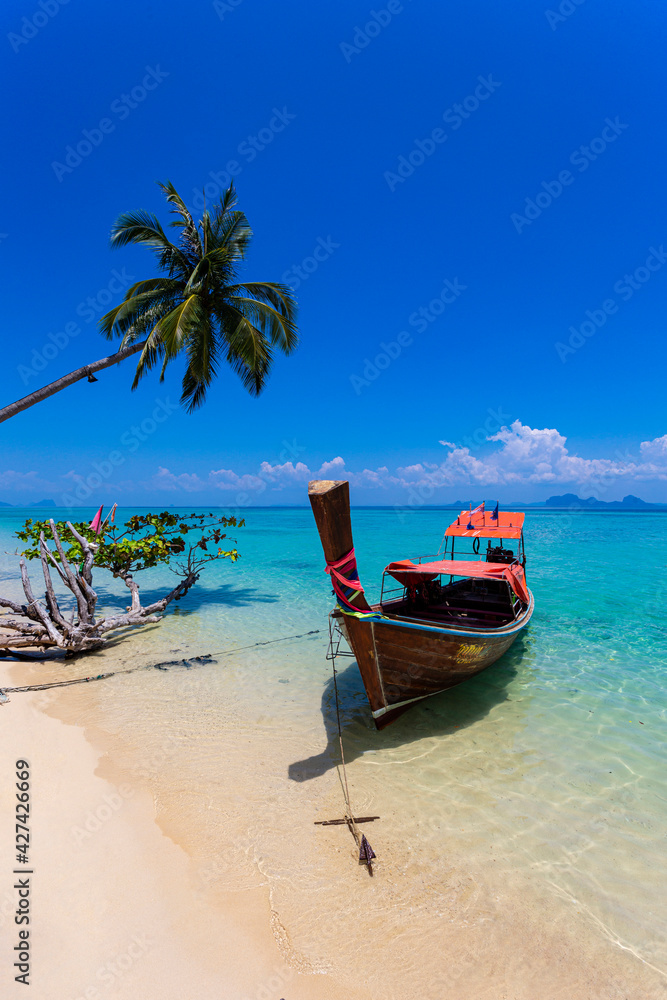 Obraz premium Beautiful beach at Koh Ngai island,Beautiful beaches at Koh Ngai, South of Andaman Coast, Krabi Province, Thailand.