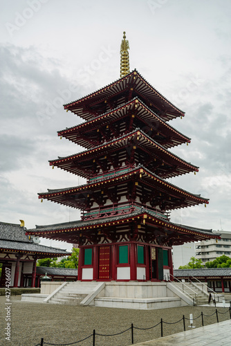 日本・雨の四天王寺 五重塔