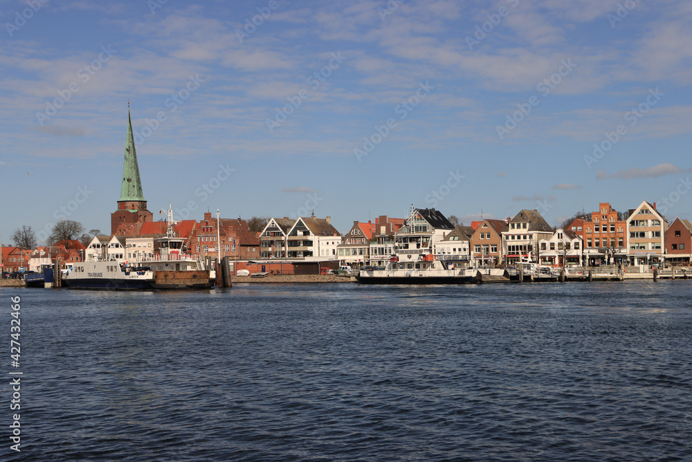 Naklejka premium Ostseebad Travemünde; Fährbetrieb vor der Altstadtkulisse