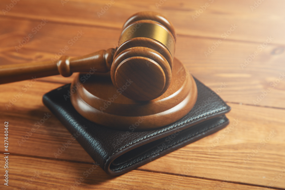 Ταπετσαρία court gavel and wallet on the table