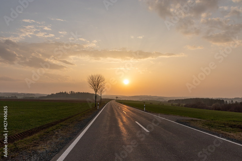 Landstrasse im Sonnenuntergang © SunnySunshine