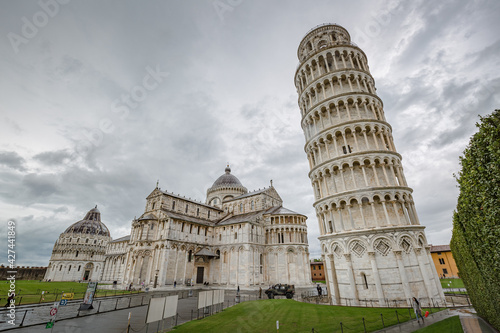 Fotografia Beautiful view of The Pisa Cathedral (Duomo di Pisa) and the Leaning tower in Pi