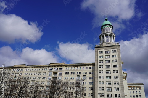 DDR-Architektur in Berlin, das Frankfurter Tor in der Karl-Marx-Allee bei Sonnenschein