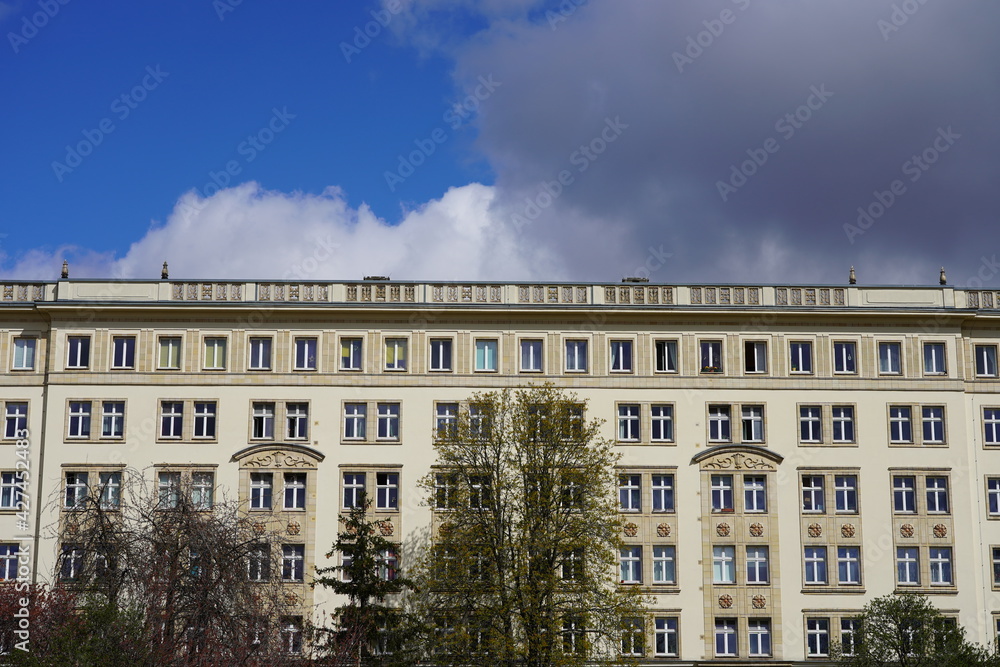 Wohnkomplex im Zuckerbäckerstil an der Karl-Marx-Allee in Berlin bei Sonnenschein