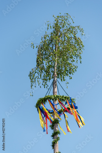 maibaum, himmel, blau, sommer, frühling, brauchtum, tradition, maitanz, tanz in den mai, verliebt, bänder, bunte bänder, kranz, freude, geselligkeit, miteinander