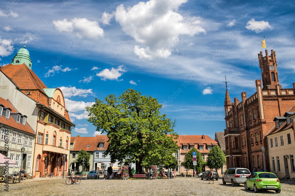 kyritz, deutschland - marktplatz mit rathaus und friedenseiche