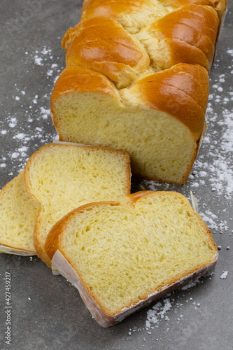 brioche tranchée sur une table grise photo