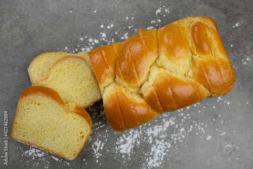 Foto brioche tranchée sur une table grise