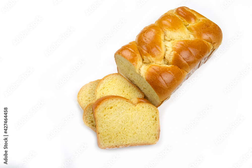 brioche isolé sur un fond blanc