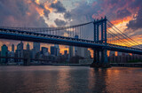 Zachód słońca w Nowym Jorku - Manhattan Bridge, w tle most brookliński
