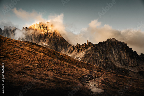 Das letzte Licht des Tages strahlt auf die Bergspitzen in den Alpen und bringt sie zum glühen photo