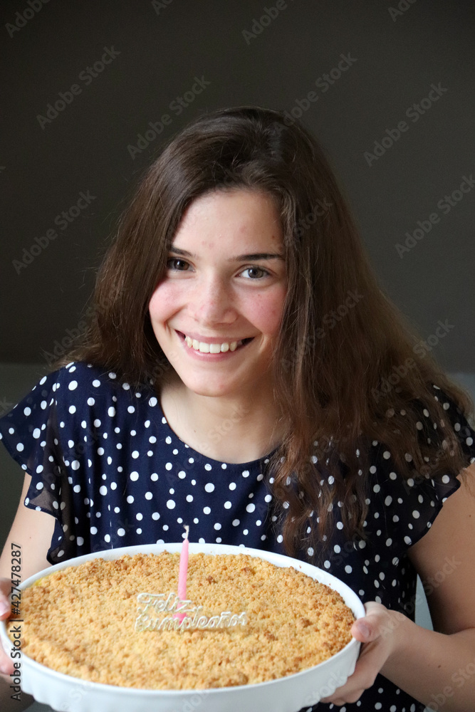 RITRATTO DI GIOVANE RAGAZZA CON UNA TORTA RITRATTO DI GIOVANE RAGAZZA CON UNA TORTA