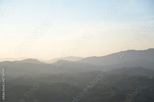Foto rolling hills coinciding in the sunshine at sunrise