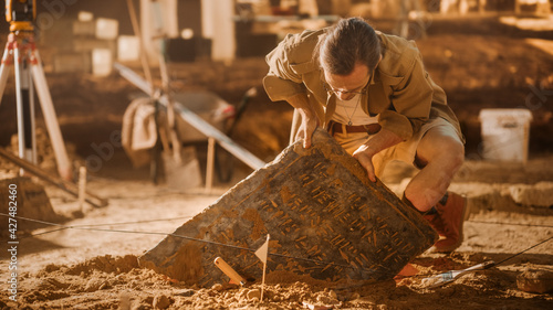 Cuadro en lienzo Archaeological Digging Site: Great Male Archeologist Work on Excavation Site, Ca